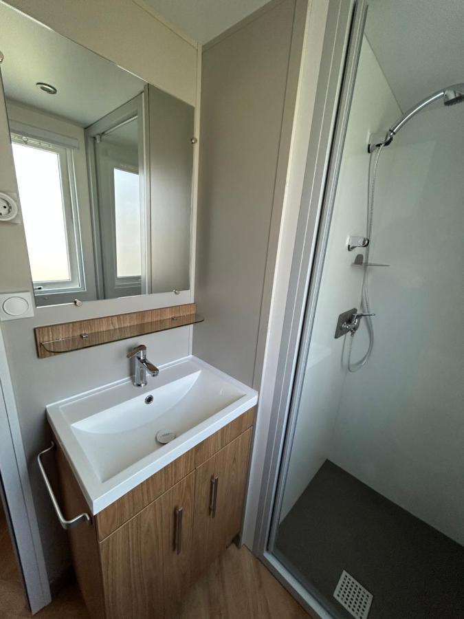 Ds Chalets: Lauwersmeer Lakeside Retreat for 6-7 Lauwersoog Exterior photo