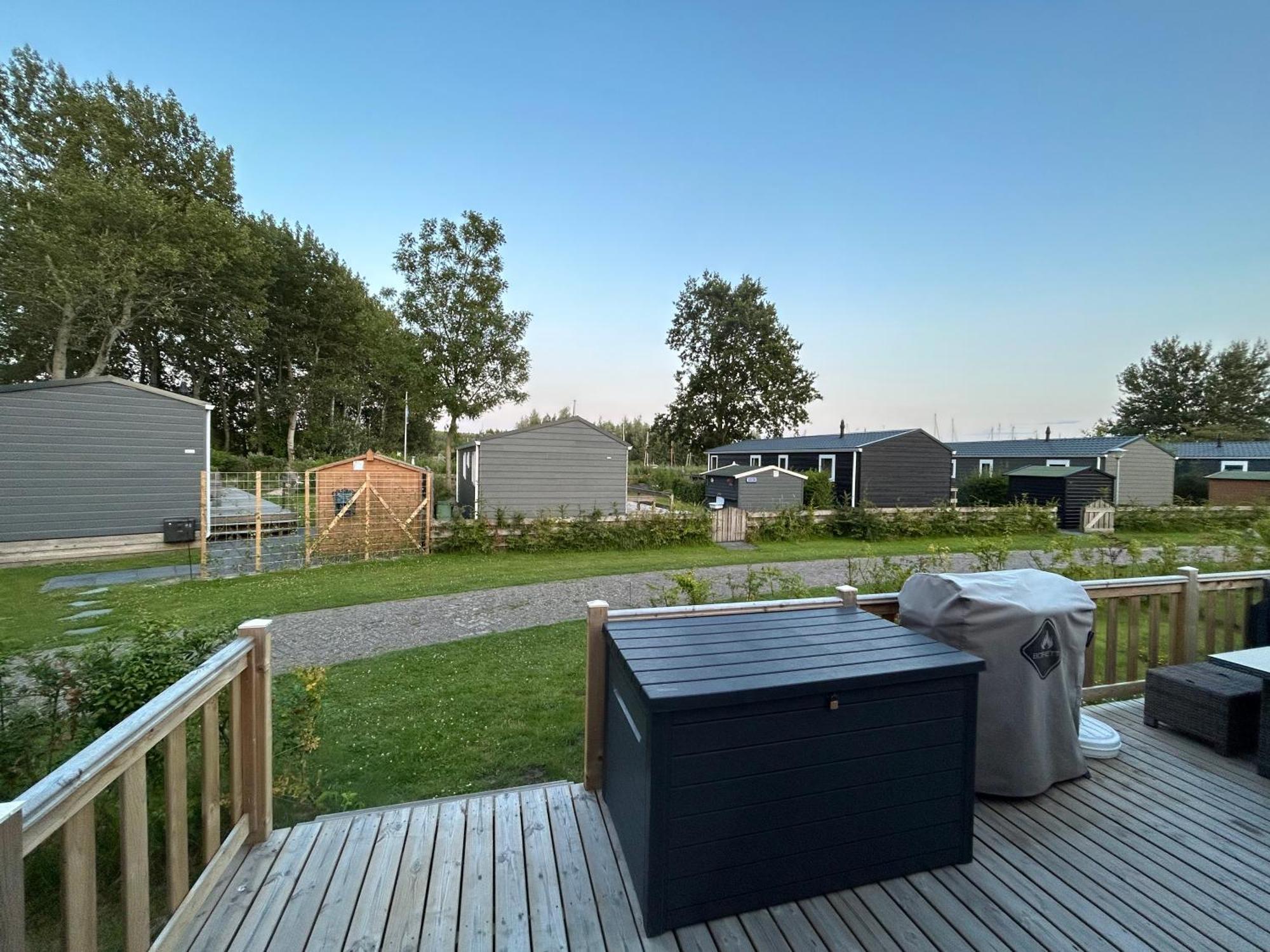 Ds Chalets: Lauwersmeer Lakeside Retreat for 6-7 Lauwersoog Exterior photo